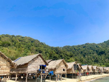 Moken köyü, hediyelik eşya dükkanları, Surin adasındaki sahil kenarındaki evler. 