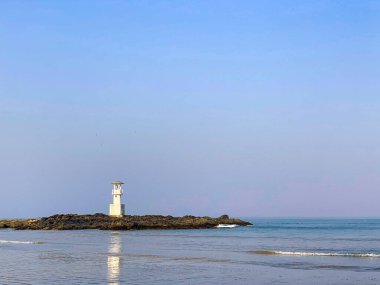 Beyaz fener feneri feneri pelerini ve sabah güneşi mavi deniz, Nang Tanga plajı, Khao Lak, Phang Nga 