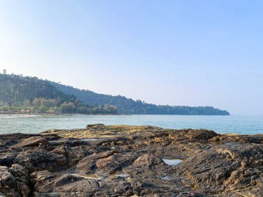 Beyaz fener feneri feneri pelerini ve sabah güneşi mavi deniz, Nang Tanga plajı, Khao Lak, Phang Nga 