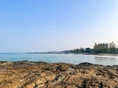 Beyaz fener feneri feneri pelerini ve sabah güneşi mavi deniz, Nang Tanga plajı, Khao Lak, Phang Nga 