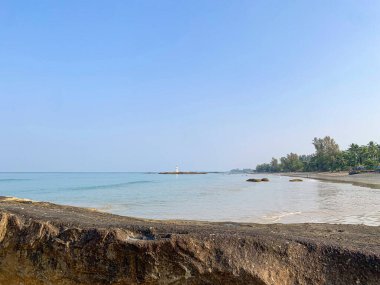 Beyaz fener feneri feneri pelerini ve sabah güneşi mavi deniz, Nang Tanga plajı, Khao Lak, Phang Nga 