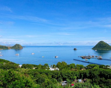Otel balkonunda deniz manzarası. 