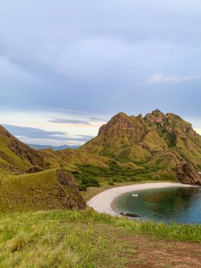 3 plajlı Padar adasının tepesine bakın, Komodo adası, Endonezya. 