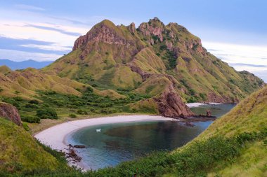 Endonezya 'daki Komodo adası ulusal parkına tekne gezisi ve 3 plajlı Padar adasının en üst manzarası. 