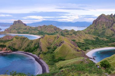 Komodo Ulusal Parkı 'nda üç plajlı Padar Adası manzaralı.
