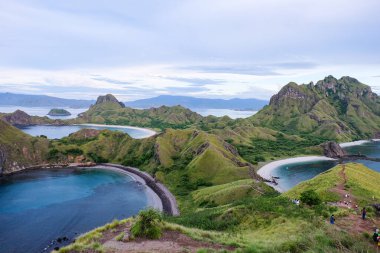 Endonezya 'daki Komodo adası ulusal parkına tekne gezisi ve 3 plajlı Padar adasının en üst manzarası. 