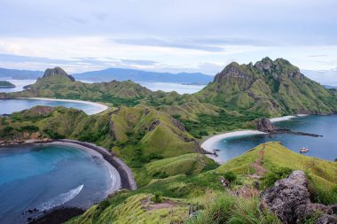 Endonezya 'daki Komodo adası ulusal parkına tekne gezisi ve 3 plajlı Padar adasının en üst manzarası. 