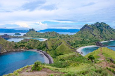Endonezya 'daki Komodo adası ulusal parkına tekne gezisi ve 3 plajlı Padar adasının en üst manzarası. 