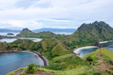 Komodo Ulusal Parkı 'nda üç plajlı Padar Adası manzaralı.