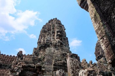Antik Medeniyet, Khmer İmparatorluğu ve antik harabeleri Angkor Wat, Angkor Thom ve Prasat Bayon. 