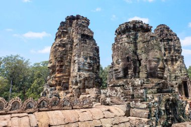 Antik Medeniyet, Khmer İmparatorluğu ve antik harabeleri Angkor Wat, Angkor Thom ve Prasat Bayon. 