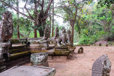 Antik Medeniyet, Khmer İmparatorluğu ve antik harabeleri Angkor Wat, Angkor Thom ve Prasat Bayon. 