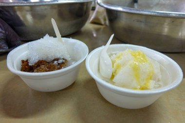  Siem Reap pazarında sokak yemeği ve atıştırmalık satıcısı. 