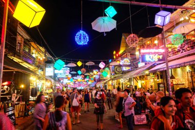 Gece pazarı ve gece hayatı, restoran, sokak yemekleri ve bira barı, Siem Reap, Kamboçya 'daki bar sokağı. 