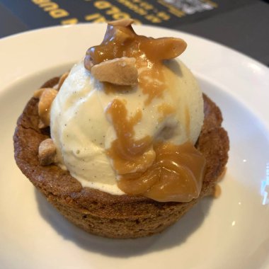 Vanilyalı dondurmalı karamel tatlısı. 