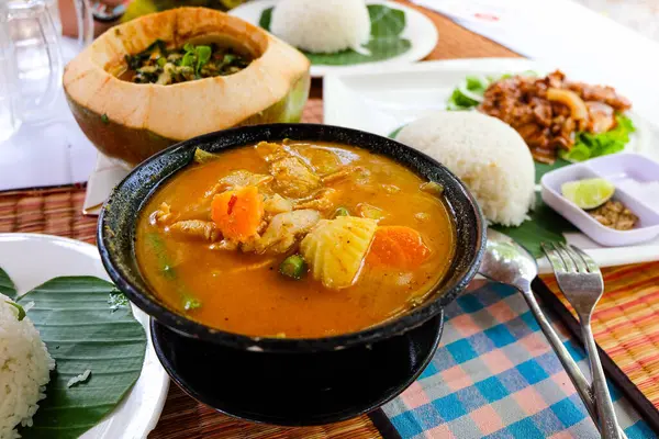 Kamboçya yemeği, köri çorbası ve Angkor Wat 'ta pirinçli Lok Lak. 