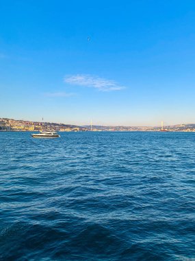 İstanbul 'da deniz kıyısında seyreden Boğaz Asya ve Avrupa manzaralı güzel bir gün batımı. 