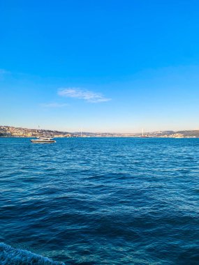 İstanbul 'da deniz kıyısında seyreden Boğaz Asya ve Avrupa manzaralı güzel bir gün batımı. 