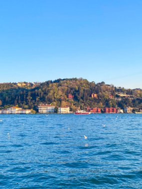 İstanbul 'da deniz kıyısında seyreden Boğaz Asya ve Avrupa manzaralı güzel bir gün batımı. 