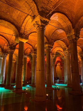 İstanbul 'un yeraltı kenti Türkiye' de büyük bir su deposu olan Basalica sarnıcı 
