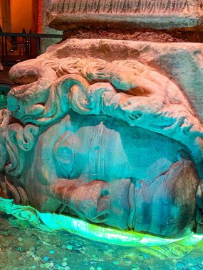 İstanbul 'un yeraltı kenti Türkiye' de büyük bir su deposu olan Basalica sarnıcı 