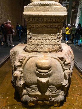 İstanbul 'un yeraltı kenti Türkiye' de büyük bir su deposu olan Basalica sarnıcı 