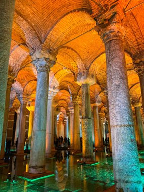 İstanbul 'un yeraltı kenti Türkiye' de büyük bir su deposu olan Basalica sarnıcı 