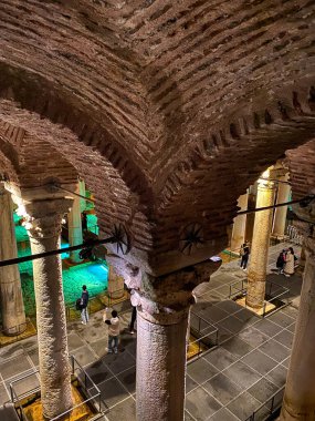  İstanbul 'un yeraltı kenti Türkiye' de büyük bir su deposu olan Basalica sarnıcı 