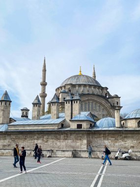 İstanbul 'un canlı kent başkenti Büyük Pazar yakınlarındaki Nuruosmaniye Camii, Türkiye 
