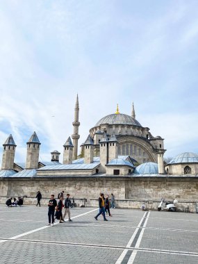 İstanbul 'un canlı kent başkenti Büyük Pazar yakınlarındaki Nuruosmaniye Camii, Türkiye 