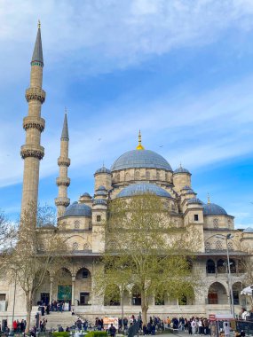 İstanbul 'un canlı Eminonu ilçesinde mavi kubbesi, uzun minareleri olan Yeni Cami ve Altın Boynuz, Türkiye 