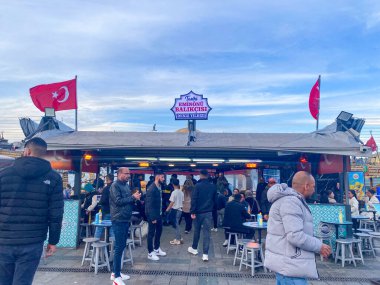 Eminonu, İstanbul, Türkiye 'de deniz ürünleri, aromatik otlar ve ızgara balık baget.