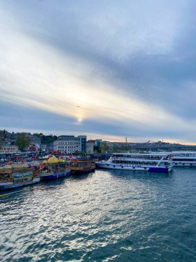 İstanbul seferi ve hem Avrupa hem de Asya 'dan İstanbul manzarası, cami, bina, saray ve Galata kulesi 