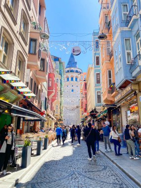 Galata Kulesi, renkli evler ve binalar Galata, Beyoğlu, İstanbul 'da bir sürü modaya uygun kafe, restoran ve dükkanları olan mimari yapılar 