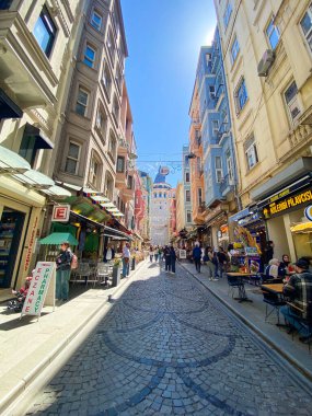 Galata Kulesi, renkli evler ve binalar Galata, Beyoğlu, İstanbul 'da bir sürü modaya uygun kafe, restoran ve dükkanları olan mimari yapılar 