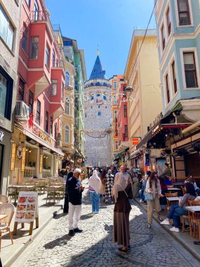 Galata Kulesi, renkli evler ve binalar Galata, Beyoğlu, İstanbul 'da bir sürü modaya uygun kafe, restoran ve dükkanları olan mimari yapılar 