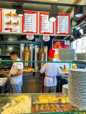 Başlık Balat, Balat, Fener, İstanbul civarındaki renkli evler ve binalar. Bir sürü modaya uygun kafe, restoran ve mağaza var.