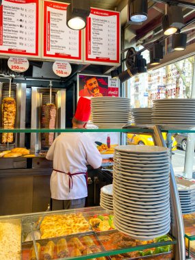 Başlık Balat, Balat, Fener, İstanbul civarındaki renkli evler ve binalar. Bir sürü modaya uygun kafe, restoran ve mağaza var.