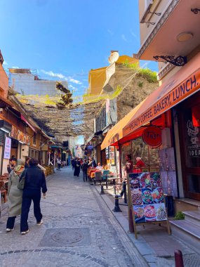 Başlık Balat, Balat, Fener, İstanbul civarındaki renkli evler ve binalar. Bir sürü modaya uygun kafe, restoran ve mağaza var.