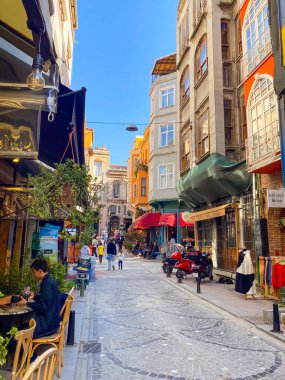 Balat, İstanbul 'un Balat, Fener semtindeki renkli evler ve binalar bir sürü modaya uygun kafe, restoran ve dükkanlarla dolu.