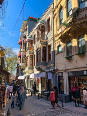 Balat, İstanbul 'un Balat, Fener semtindeki renkli evler ve binalar bir sürü modaya uygun kafe, restoran ve dükkanlarla dolu.