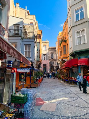 Balat, İstanbul 'un Balat, Fener semtindeki renkli evler ve binalar bir sürü modaya uygun kafe, restoran ve dükkanlarla dolu.