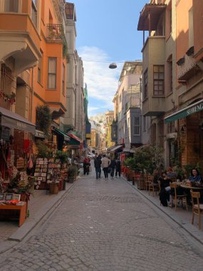 Balat, İstanbul 'un Balat, Fener semtindeki renkli evler ve binalar bir sürü modaya uygun kafe, restoran ve dükkanlarla dolu.