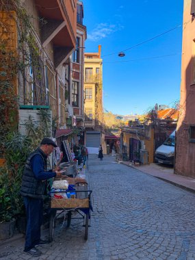 Balat, İstanbul 'un Balat, Fener semtindeki renkli evler ve binalar bir sürü modaya uygun kafe, restoran ve dükkanlarla dolu.