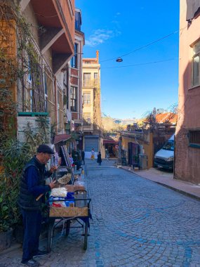 Balat, İstanbul 'un Balat, Fener semtindeki renkli evler ve binalar bir sürü modaya uygun kafe, restoran ve dükkanlarla dolu.