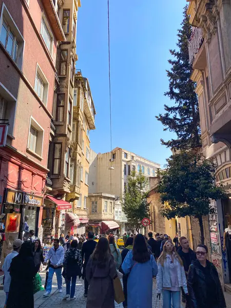 Galata Kulesi, renkli evler ve binalar Galata, Beyoğlu, İstanbul 'da bir sürü modaya uygun kafe, restoran ve dükkanları olan mimari yapılar 