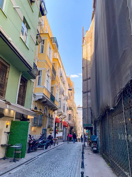 Galata Kulesi, renkli evler ve binalar Galata, Beyoğlu, İstanbul 'da bir sürü modaya uygun kafe, restoran ve dükkanları olan mimari yapılar 