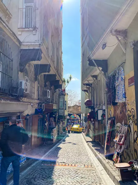 Galata Kulesi, renkli evler ve binalar Galata, Beyoğlu, İstanbul 'da bir sürü modaya uygun kafe, restoran ve dükkanları olan mimari yapılar 