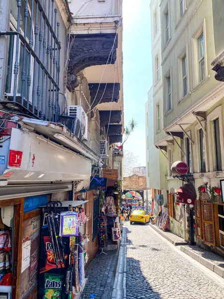 Galata Kulesi, renkli evler ve binalar Galata, Beyoğlu, İstanbul 'da bir sürü modaya uygun kafe, restoran ve dükkanları olan mimari yapılar 
