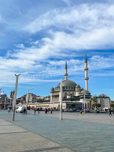 İstanbul 'daki Taksim Meydanı ve Taksim Camisi 